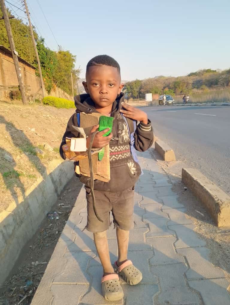 JADONSUNGUMA's tweet photo. Guys mwanayu tamupeza pa round about ya kameza kuno ku Blantyre zikuonetsa kut mwanayu wasochera kwawo dzina lake akut ndi kayilo chonde pangani share kuma group ena ...tikamufusa kuti wachokera kut sakunena ndiye zikukhala zovuta kut tidziwe kwawo 🙏🙏🙏 https://t.co/5yxb8aLv3i