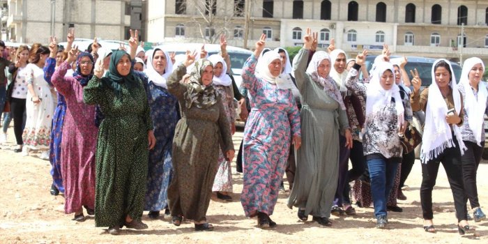 JinenTja's tweet photo. Şoreşa Jinan a Rojava ku di esasê fesefeya Jin Jîyan Azadî ku di #19êTîrmeha2012 an de, bingeha xwe ya rêya sêyem ku ji bo xwerêvebirina li dijî DAIŞê,rêjîma Esed ku Şoreşa Rojava pêk anîye, vê rojê di sêrî de li jinên Rojava, gelê wê û hemû mirovahiyê pîroz dikin.
#soresarojava https://t.co/ATri2orNS8