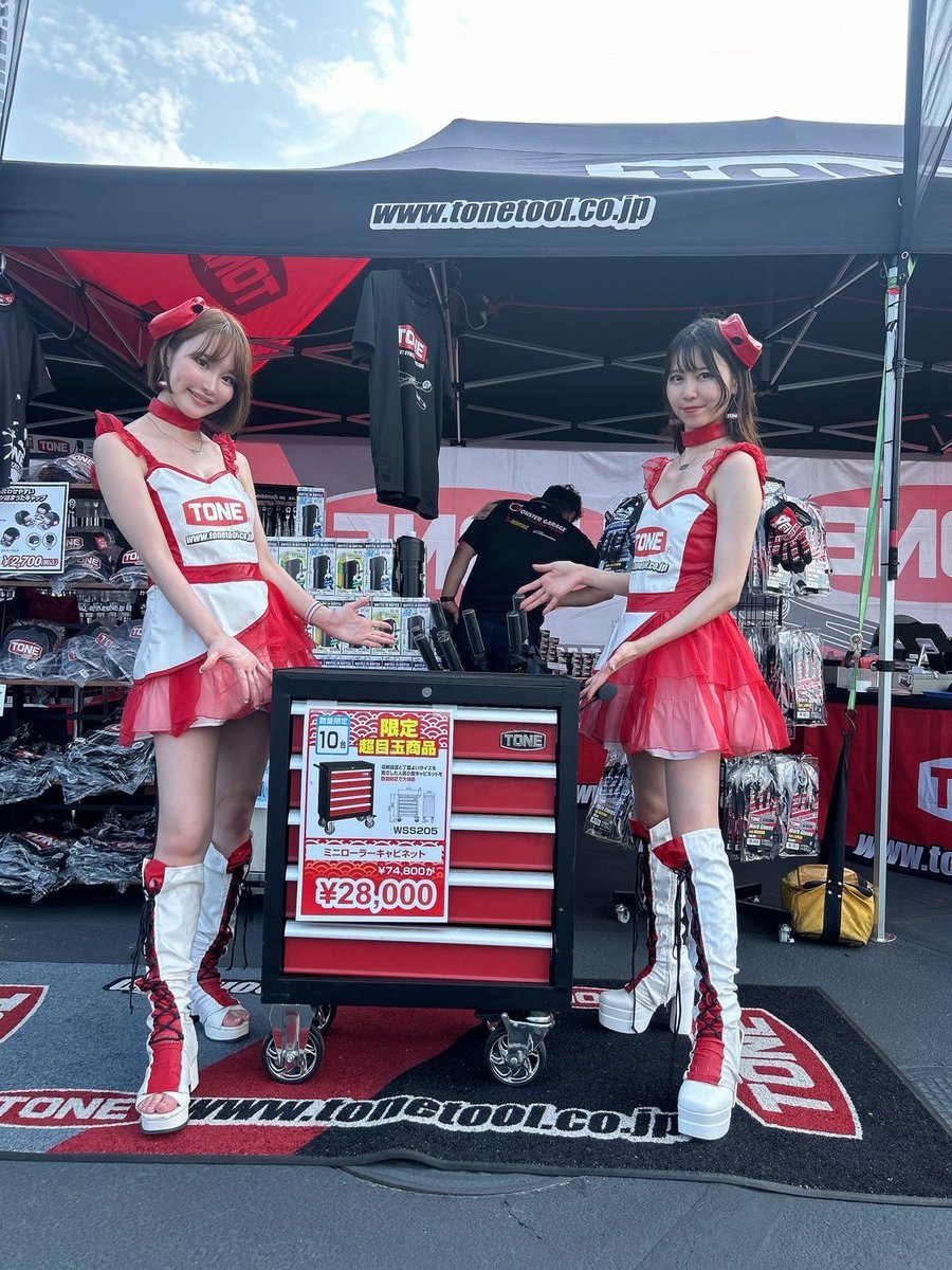 syncedge4413's tweet image. TONE RT SYNCEDGE4413 BMWレースアンバサダー
百田ゆりちゃんと愛田ほのかちゃん。
TONEALPHAブースに来てます！
午後の一押し商品はコレ
皆さんのご来店お待ちしてます！

#tone
#tonealpha
 #tonetool