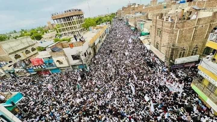 JehanzebParacha's tweet photo. خبر آرہی ہے کہ فوج نے فائر کھول دیا ہے اور دو لوگ ہلاک چودہ زخمی ہیں!

آپریشن کے خلاف بنوں امن مارچ میں اس وقت تقریباً دو لاکھ لوگ شامل ہیں.

کیوں اپنی ہی عوام پہ پل پڑے ہو ظالموں!

#UndeclaredMartialLaw 
#بازی_لے_گیا_نیازی https://t.co/2bll97YeLE
