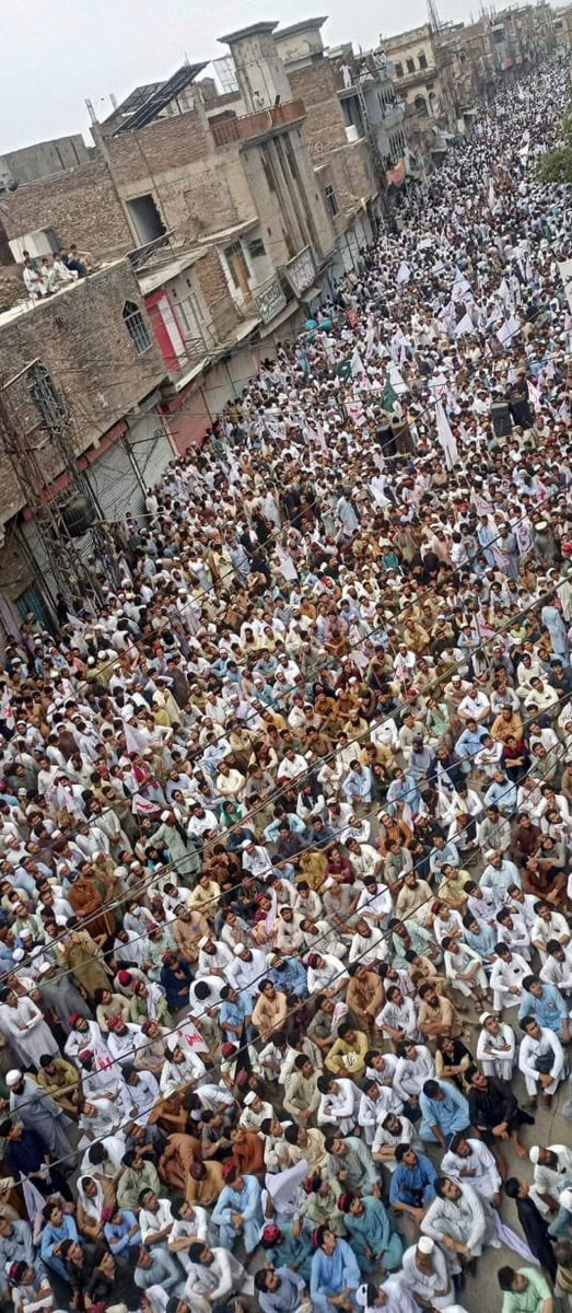 JehanzebParacha's tweet photo. خبر آرہی ہے کہ فوج نے فائر کھول دیا ہے اور دو لوگ ہلاک چودہ زخمی ہیں!

آپریشن کے خلاف بنوں امن مارچ میں اس وقت تقریباً دو لاکھ لوگ شامل ہیں.

کیوں اپنی ہی عوام پہ پل پڑے ہو ظالموں!

#UndeclaredMartialLaw 
#بازی_لے_گیا_نیازی https://t.co/2bll97YeLE