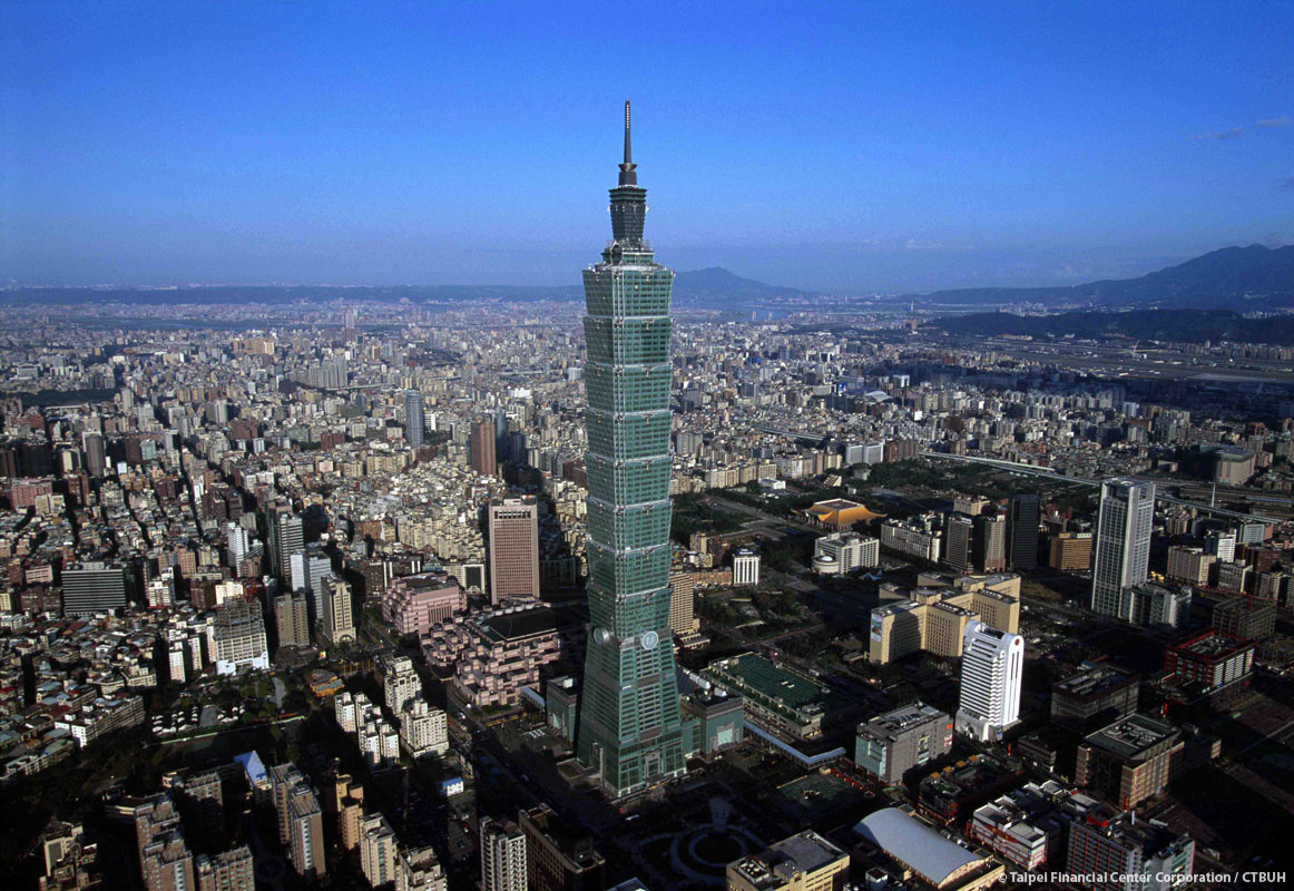 DZCreations's tweet photo. Menara Taipei 101 di Taipei, Taiwan oleh C.Y. Lee &amp; Partners menggabungkan seni bina hijau dengan sistem penangkapan air hujan, penggunaan tenaga cekap, dan bahan binaan lestari. LEED Platinum! 🌱🏢 #GreenArchitecture #Sustainability #Taipei101 #LEEDPlatinum https://t.co/OvCVkK0TIn
