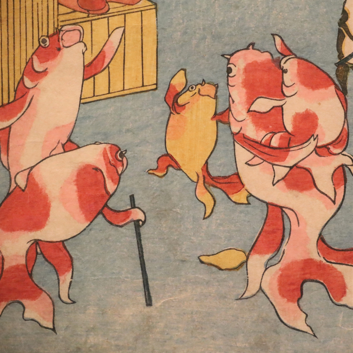 TNM_PR's tweet image. 擬人化された金魚が見上げる空では鳶(とんび)に擬した金魚がざるのようなものを掴み飛んでゆきます。本作品は大切なものを不意に奪われる「鳶に油揚げをさらわれる」という諺を題材にしています。

金魚づくし・さらいとんび
歌川国芳筆　江戸時代・19世紀
*本館10室、～8/4

tnm.jp/modules/r_exhi…