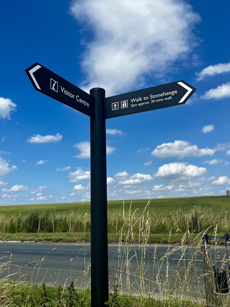 Bucket list visit to Stonehenge yesterday. Delighted to see a loud and proud #fingerpostfriday pointing the way.
