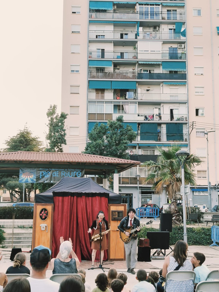 plederiure's tweet photo. Dos personatges entranyables que han fet riure a petits i grans amb les seves barrabasades.🤡

Amb una plaça Ramon i Cajal plena a vessar, els @MundoCostrini ens han compartit el seu espectacle de ball, màgia, música i varietats. 🎷🪄🩰

Un nou dia ple de riures! https://t.co/ez8Mgow1xH