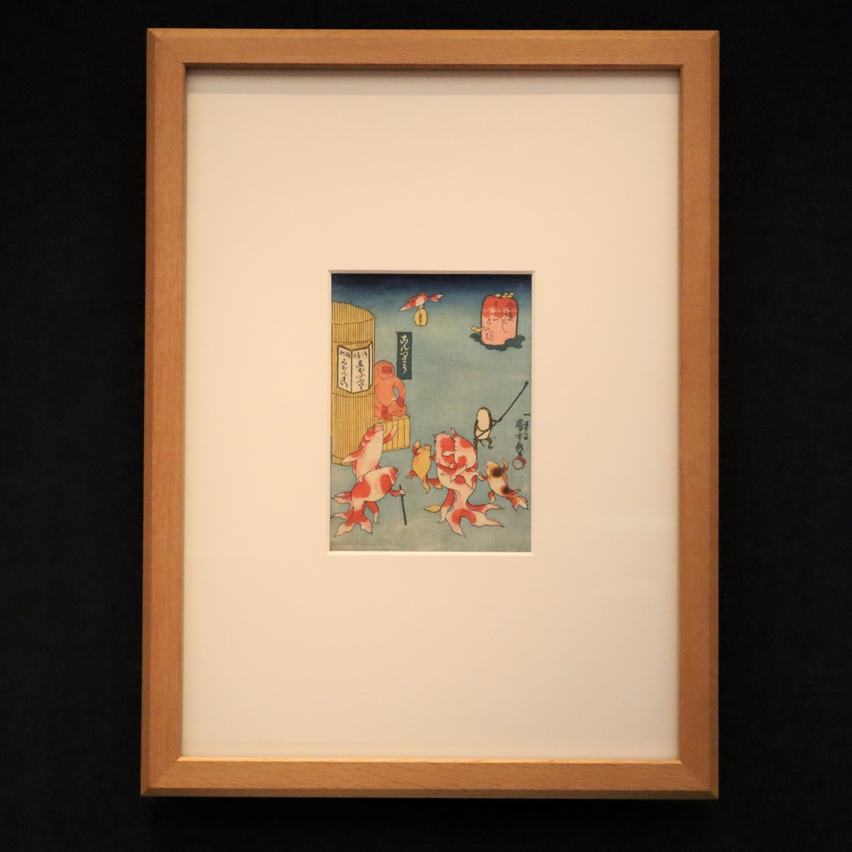 TNM_PR's tweet image. 擬人化された金魚が見上げる空では鳶(とんび)に擬した金魚がざるのようなものを掴み飛んでゆきます。本作品は大切なものを不意に奪われる「鳶に油揚げをさらわれる」という諺を題材にしています。

金魚づくし・さらいとんび
歌川国芳筆　江戸時代・19世紀
*本館10室、～8/4

tnm.jp/modules/r_exhi…