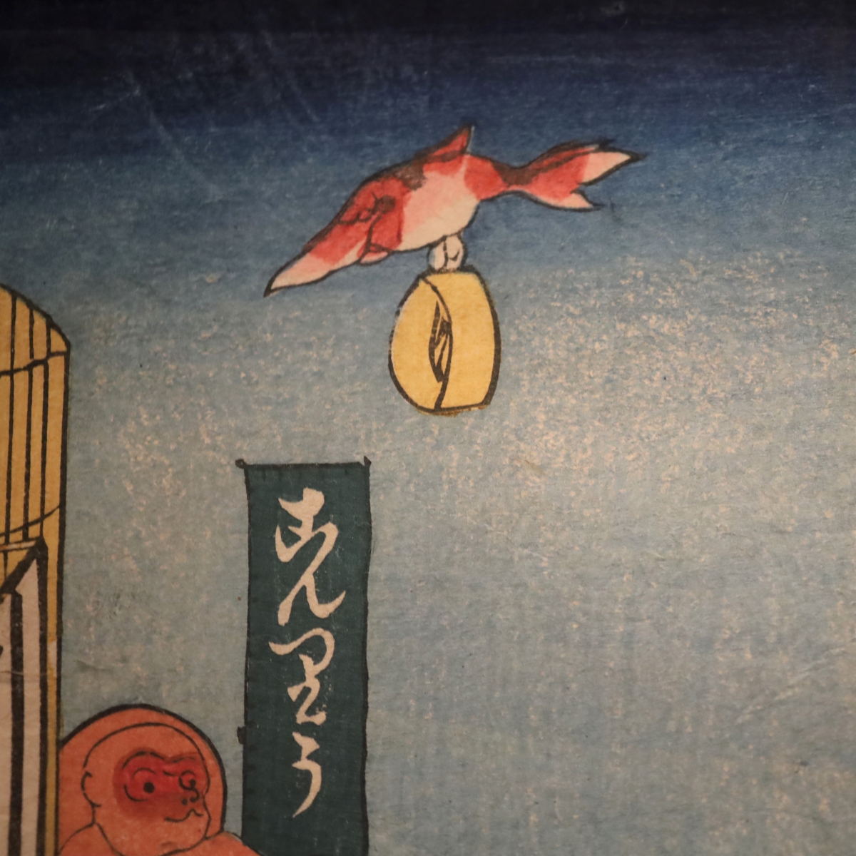 TNM_PR's tweet image. 擬人化された金魚が見上げる空では鳶(とんび)に擬した金魚がざるのようなものを掴み飛んでゆきます。本作品は大切なものを不意に奪われる「鳶に油揚げをさらわれる」という諺を題材にしています。

金魚づくし・さらいとんび
歌川国芳筆　江戸時代・19世紀
*本館10室、～8/4

tnm.jp/modules/r_exhi…