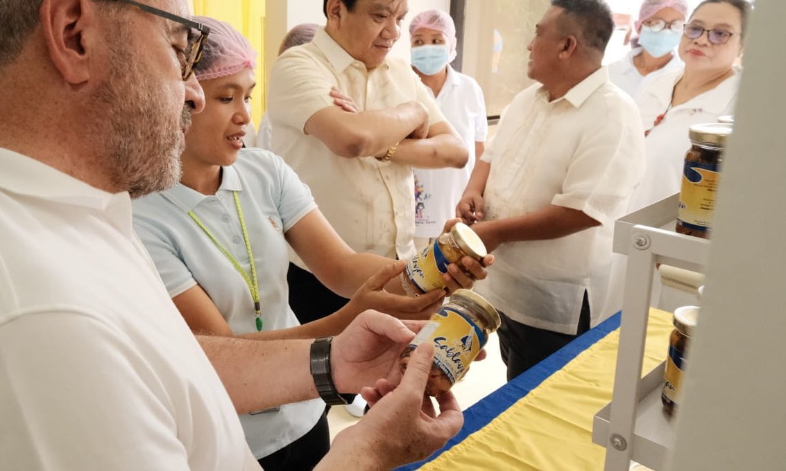 EUAmbPH's tweet photo. Enjoyed this tasty pasalubong for #MeriendaNiLuc from my recent trip to Mindoro. 🐟 Was advised to have this with some crackers but I thought corn chips would be good to pair! Surprisingly, it works!😋

Thanks to #SAMAKA Sablayan Producers Cooperative for the tuna! 🫰 https://t.co/6Ip4AHjsAN