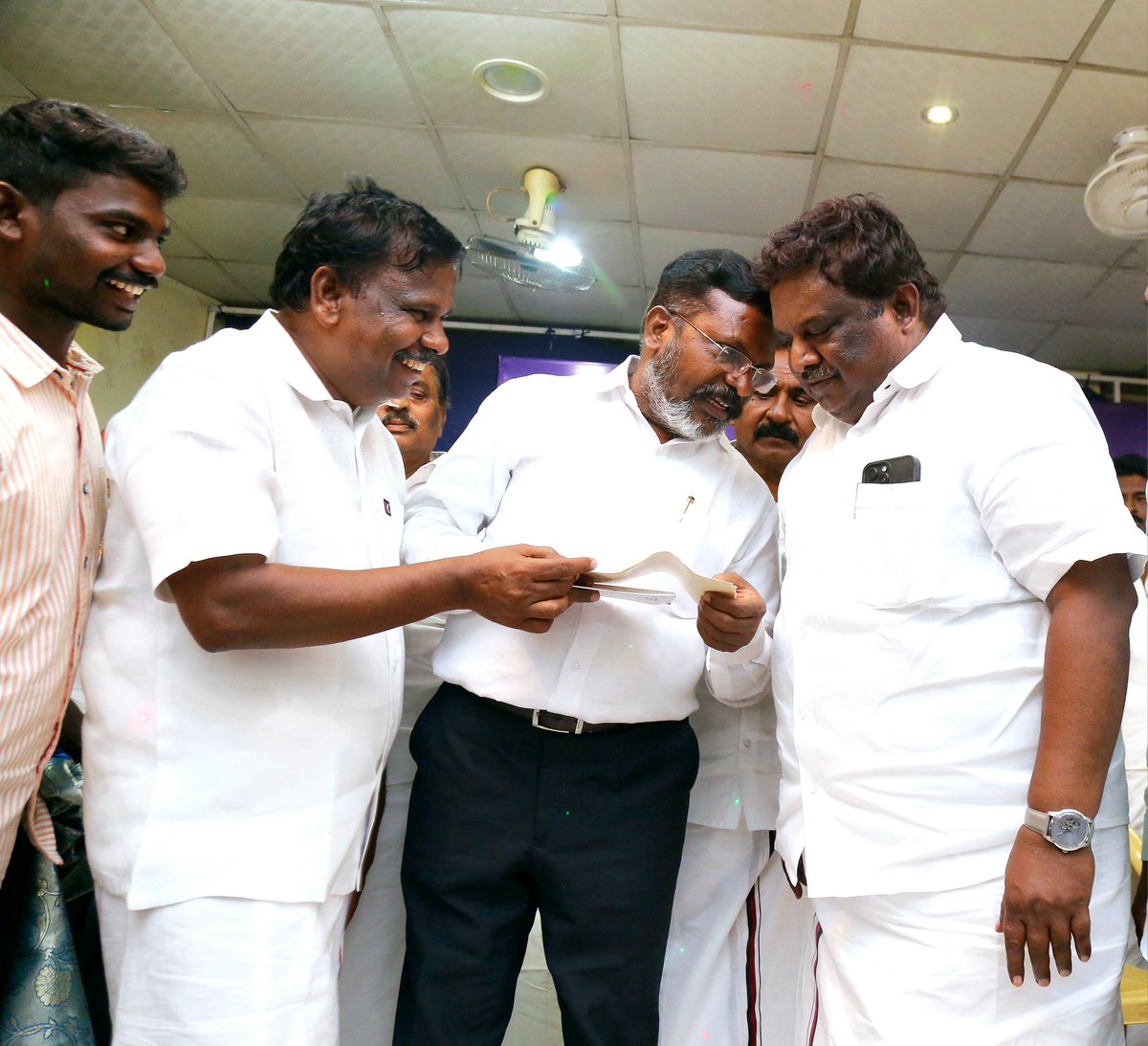 erakittuvck's tweet photo. நேற்று குன்னம் நன்றி அறிவிப்பு கூட்டத்தில் சிதம்பரம் நாடாளுமன்றத் தேர்தலில் 1,03,554 வாக்குகள் வித்தியாசத்தில் வெற்றி பெற்ற #தலைவர் @thirumaofficial அவர்களுக்கு கட்சி நிதியாக 1,03,554 ரூபாய் காசோலை வழங்கினேன்... @sivasankar1ss @MRKPanneer @VCK_in @VCKofficial_ @bharathvalavan https://t.co/BCzx6Di3vM