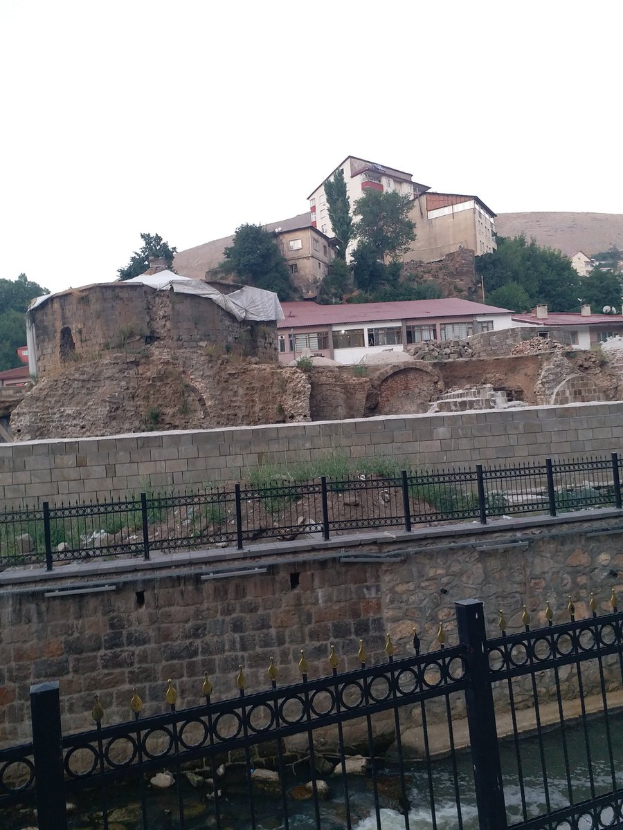 zenmilan0's tweet photo. 1571 yılında yapılan hamamın son hali. 1 senedir bu şekilde bekliyor ve sözde restorasyon çalışması var deniyor. Bu hamam böyle mi kalacak? @BitlisValiligi @Ntanglay @BitlisVe https://t.co/k8crfPdFK7