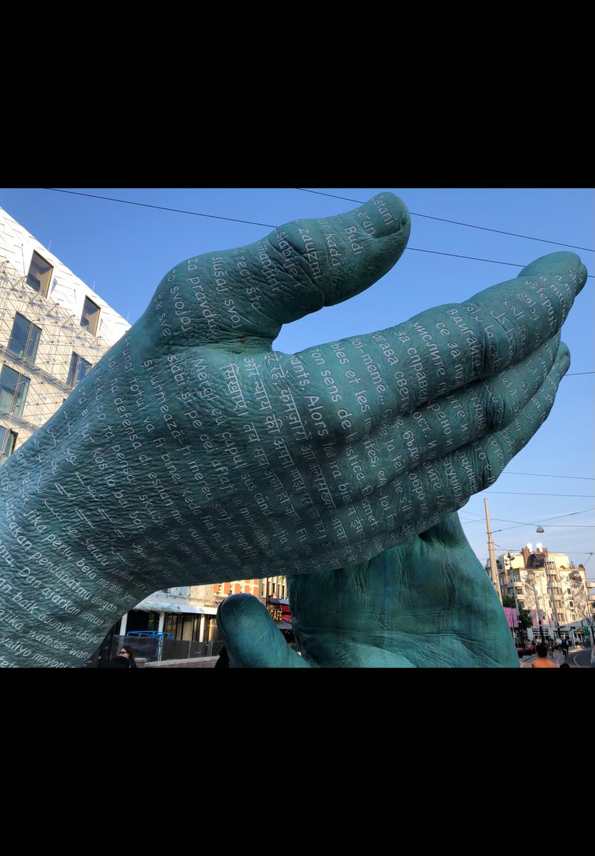 MonicaKeyzer's tweet image. 🤝
Dit monument verbeeldt de essentie van zijn gedachtegoed: twee handen die elkaar aanraken,ondersteunen,uitnodigen en beschermen. Een handeling die een rechtvaardigheids-gevoel in praktijk brengt.

#TypischAmsterdam Leidseplein - Amsterdam.

#PeterRDeVries Tegen alle stromen in