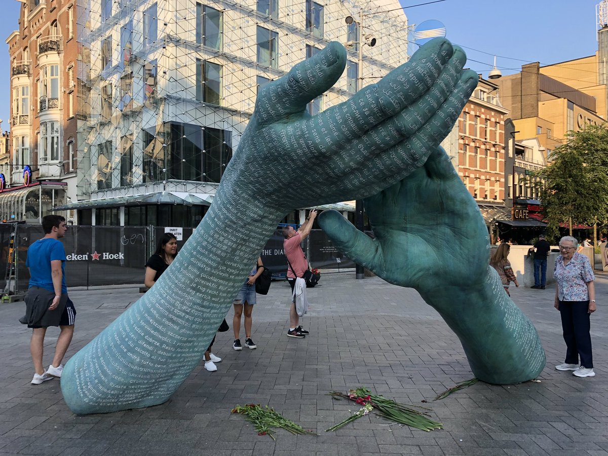 MonicaKeyzer's tweet image. 🤝
Dit monument verbeeldt de essentie van zijn gedachtegoed: twee handen die elkaar aanraken,ondersteunen,uitnodigen en beschermen. Een handeling die een rechtvaardigheids-gevoel in praktijk brengt.

#TypischAmsterdam Leidseplein - Amsterdam.

#PeterRDeVries Tegen alle stromen in