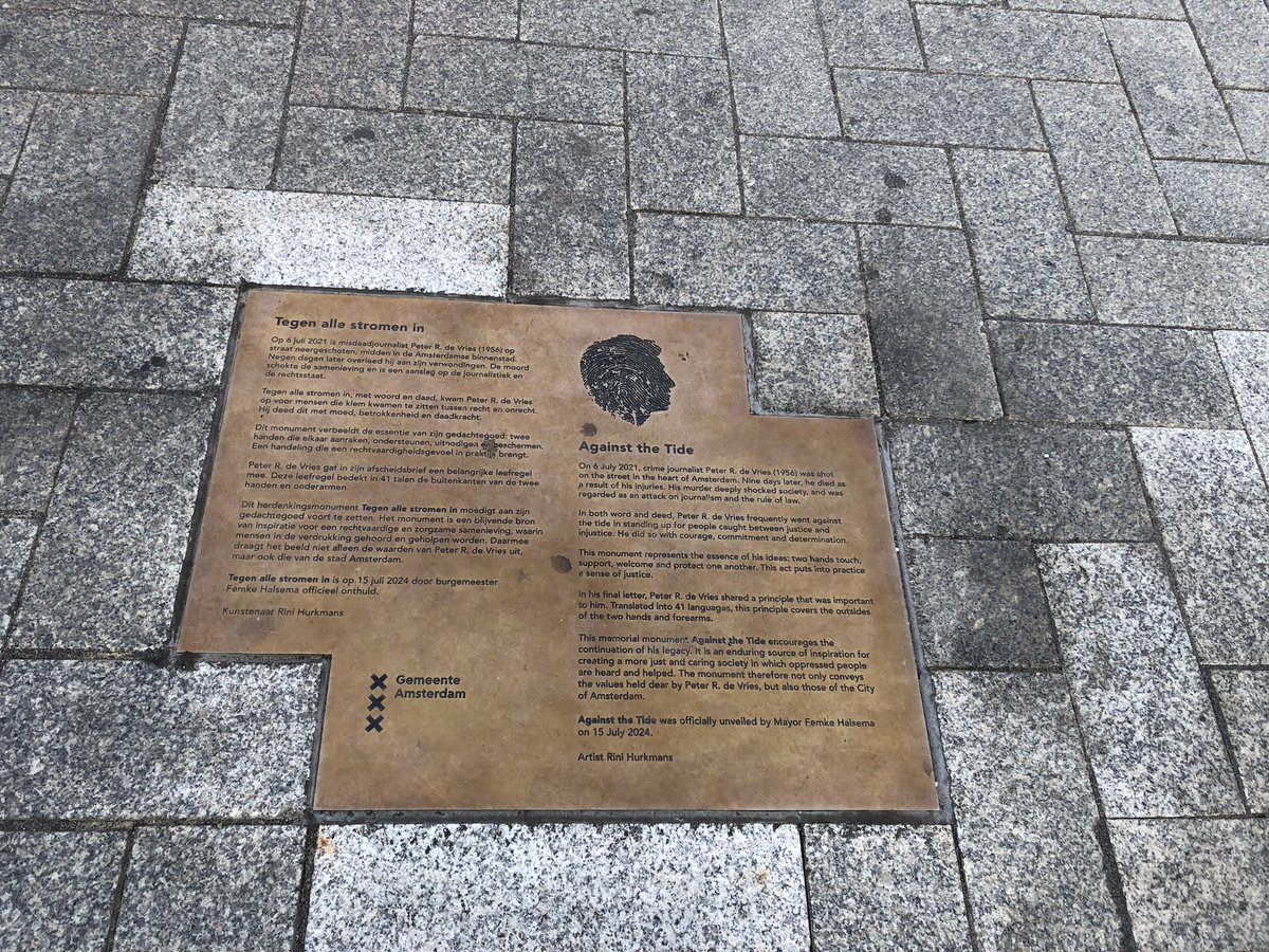 MonicaKeyzer's tweet image. 🤝
Dit monument verbeeldt de essentie van zijn gedachtegoed: twee handen die elkaar aanraken,ondersteunen,uitnodigen en beschermen. Een handeling die een rechtvaardigheids-gevoel in praktijk brengt.

#TypischAmsterdam Leidseplein - Amsterdam.

#PeterRDeVries Tegen alle stromen in