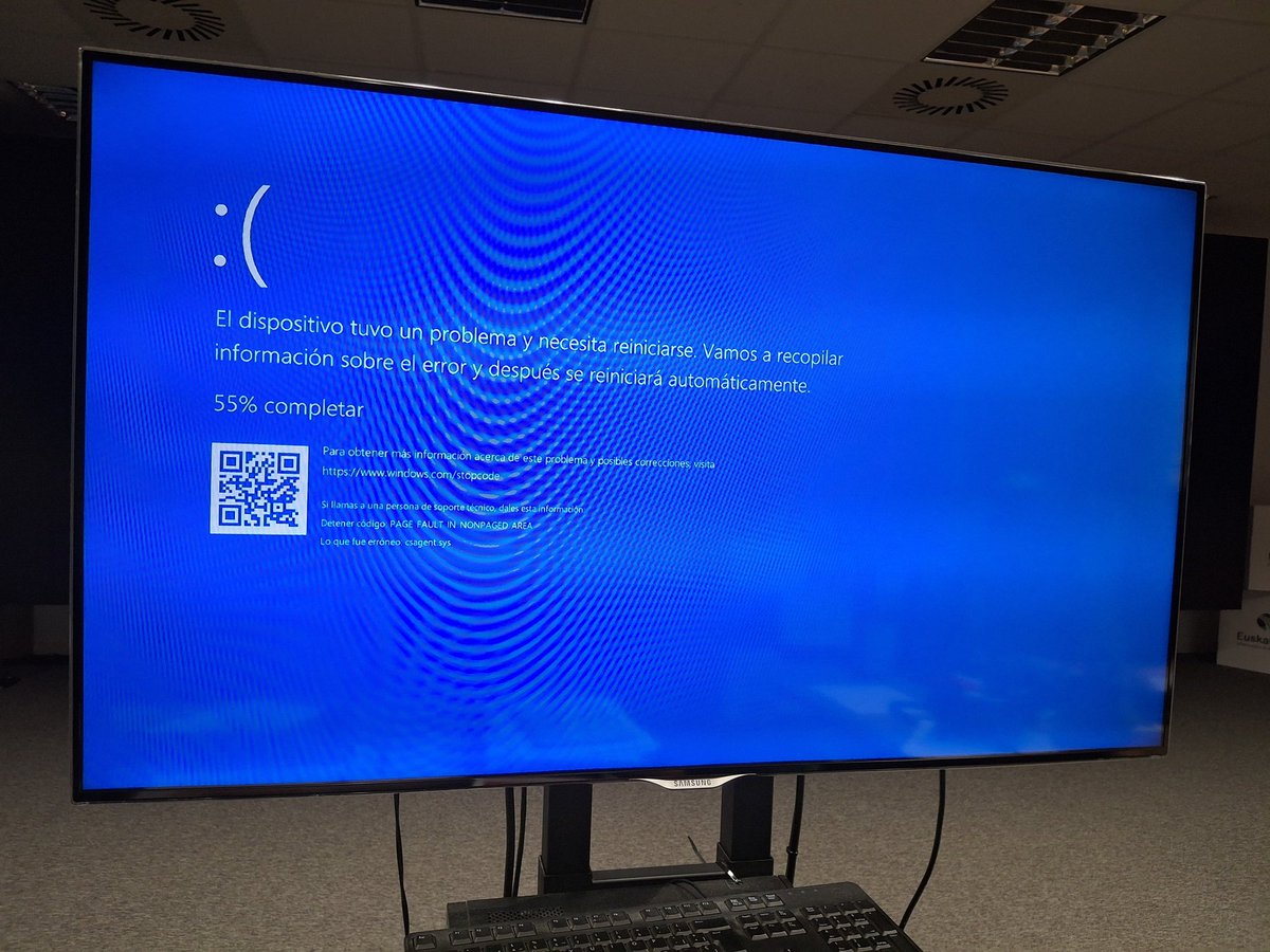 DPierna's tweet photo. Pantalla azul de la muerte,  o eso dicen https://t.co/EAImPyr0Cb