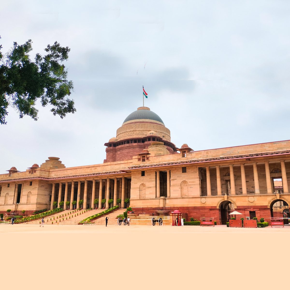 RBVisit's tweet photo. Rashtrapati Bhavan is a masterpiece of architectural splendour and historical significance. Visitors are captivated as they explore and experience this magnificent heritage.

#RashtrapatiBhavan #Mainbuilding #VisitRB #RB #Delhi #NewDelhi #राष्ट्रपतिभवन #मेनबिल्डिंग #मुख्यभवन https://t.co/yaDdVdxzsY