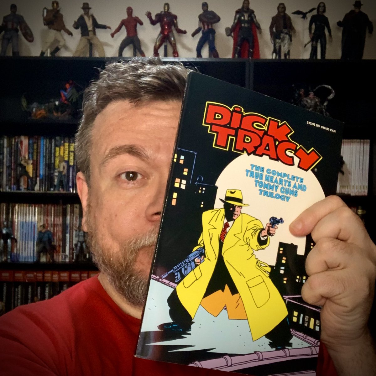 rsadovski's tweet photo. Adaptação de “Dick Tracy” com arte do Kyle Baker, em mãos. Demorei só 34 anos pra conseguir um exemplar… #dicktracy #warrenbeatty #kylebaker https://t.co/73XDDorn4w