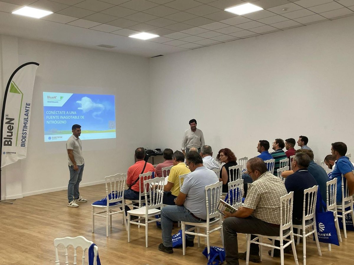 🌾 En Extremadura, nuestro equipo técnico ha presentado los beneficios de #BlueN para la gestión sostenible del cultivo del arroz a cooperativas y agricultores locales. Compartimos las aplicaciones de esta solución biológica innovadora. 🔝