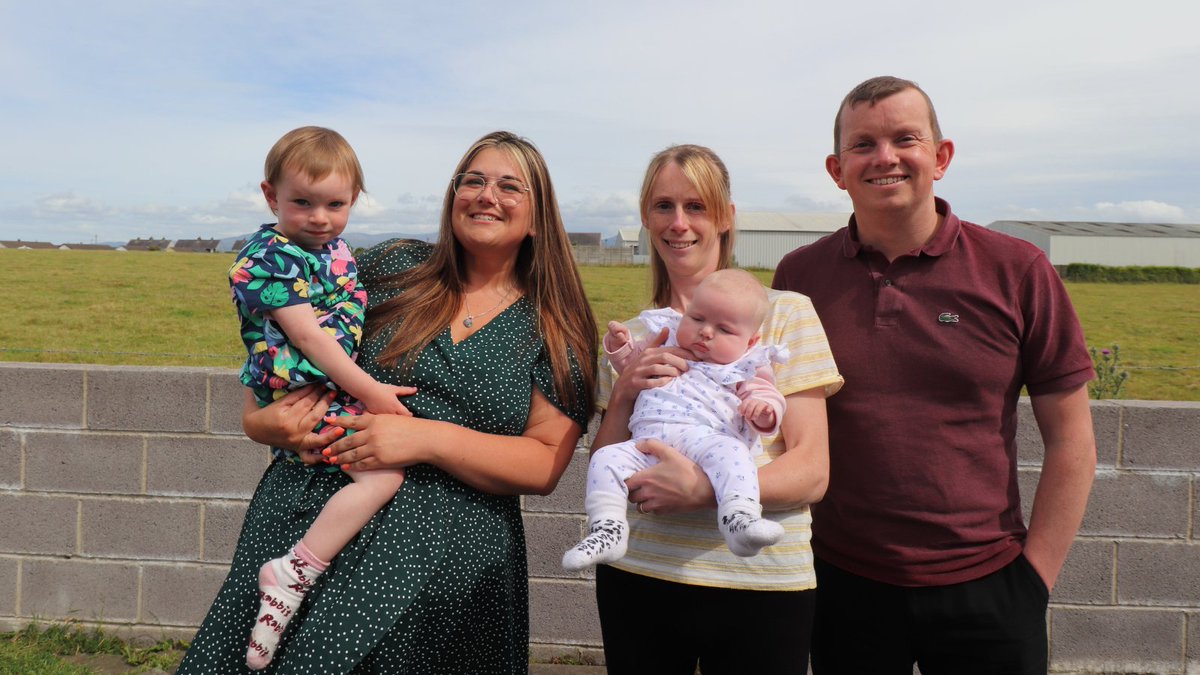 WelshAmbulance's tweet photo. 👶 An #Anglesey couple has praised the #TeamWAST call handler who supported them to deliver their baby daughter. Baby Lwsi was delivered safely in the bathroom of the couples home with instructions from quick-thinking call handler William Funston-Jones. 🔗 https://t.co/q0iRensPe7 https://t.co/TfdSnPPqdR