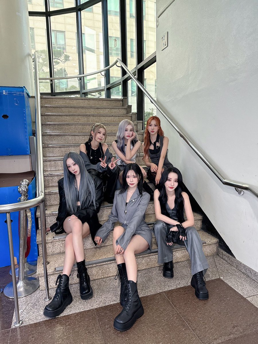 hf_dreamcatcher's tweet photo. [#드림캐쳐] 멋있는 옷 입고 #뮤직뱅크 에서 멋있는 무대했다!!😎 뿌듯하다!😎 울 썸냐 응원 고맙다!!😎

#Dreamcatcher https://t.co/xQyjdDzYgR
