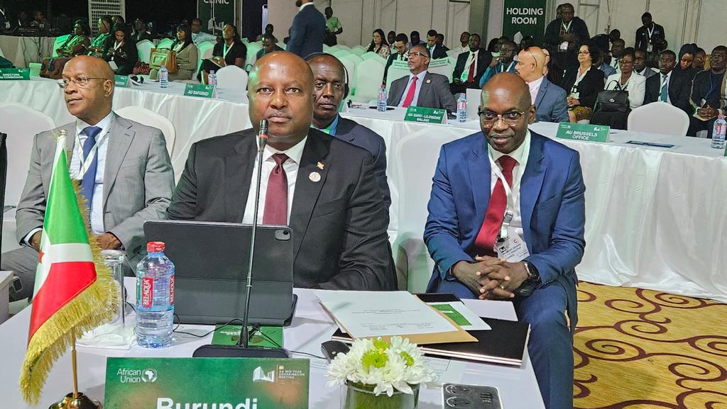 MAEBurundi's tweet photo. Intervention de Son Excellence l’Amb. Albert SHINGIRO, Ministre des Affaires Etrangères et de la Coopération au Développement de la République du Burundi à l’occasion de la 45eme session ordinaire du Conseil Exécutif des Ministres des affaires Etrangères, point sur la stratégie et le cadre de politique des partenariats de l’Union Africaine

Accra, Ghana, le 18 juillet 2024

Excellence Monsieur le Président du Conseil Exécutif, et Cher Frère ;

Excellences Mesdames, Messieurs les Ministres, chers collègues

Excellence Monsieur le Président de la Commission de l’Union Africaine ;

Mesdames et Messieurs les membres du Comité des Représentants Permanents; Distingués Invités; Tout protocole observé

1)   A l’entame de mon propos, je voudrais au nom de la délégation burundaise exprimer mes profonds remerciements au Gouvernement et au peuple Ghanéen pour l’accueil exceptionnellement chaleureux et les nombreuses marques de courtoisie à l’endroit de ma délégation depuis notre arrivée dans cette belle et vibrante ville d’Accra, capitale du Ghana. Ghana, une terre bénie qui a vu naitre le Dr. Kwame Nkrumah, disciple du panafricanisme et de l’unité de l’Afrique, un digne fils de l’Afrique qui continue encore aujourd’hui d’inspirer les générations actuelles et de demain. Que la terre lui légère pour toujours
2)   Tout en me réservant le droit d’intervenir ultérieurement sur d’autres sujets de notre agenda, je souhaite prendre la parole à ce stade du débat pour faire un commentaire sur le point soumis à notre appréciation concernant la stratégie et le cadre de politique des partenariats de l’Union Africaine.
3)   Ma délégation, après avoir écouté les uns et les autres, est d’avis qu’il faut préserver la version améliorée du projet de stratégie et du cadre politique des partenariats. Ce document est le résultat d’une approche inclusive au sein de la Commission, validé par celle-ci et analysé et validé par le Comité des Représentants Permanents (COREP).
4)   La nouvelle version constitue une référence qui permettrait de dépasser les problèmes actuels et de permettre à l’Afrique de s’engager de manière collective et unifiée avec les différents partenaires. En outre, elle apporte des propositions constructives et légalement fondées aux questions en suspens, à savoir les nomenclatures, la participation et la classification des partenariats.
5)   Concernant les propositions actuelles en termes de classification et de participation, ma délégation reste attachée à la décision 762 qui avait donné des clarifications en prenant en considération les différents modes d’interaction entre l’Afrique et ses partenaires, que ce soit au niveau intergouvernemental ou institutionnel.
6)   Pour ce qui est la question de l’unification des nomenclatures de tous les partenariats, la proposition d’unification des nomenclatures n’est basée sur aucune décision des organes délibérants. La raison d’être des différentes nomenclatures réside dans la multitude des types de partenaires du continent africain, qu’il s’agisse d’un pays, d’un continent ou d’une organisation régionale.
7)   Avant de clore mon propos, mon pays le Burundi se joint aux autres Nations du Monde pour célébrer la journée mondiale Nelson Mandela, une journée célébrée le18 juillet de chaque année depuis l’adoption de la résolution A/RES/64/13 instituant cette journée en novembre 2009. Rappelons-vous que cette résolution exhorte le monde à consacrer 67 minutes de son temps à aider les autres. Nous avons donc jusqu’à minuit pour faire du bien aux autres pour célébrer la journée consacrée à Nelson Mandela
Je vous remercie de votre aimable écoute !