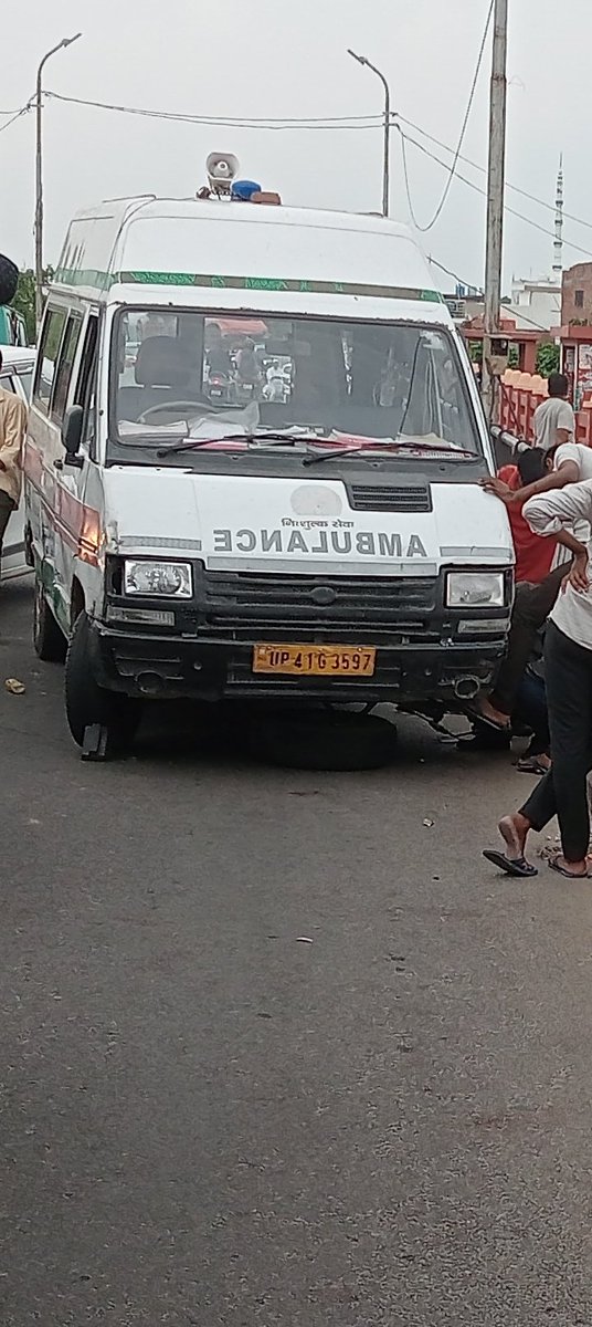 लखनऊ महानगर में बीच पुल पर एम्बुलेंस खराब,
UP मे एम्बुलेंस सेवा में जो गाडियां लगीं है इनकी क्या स्थिती है ये सब जानते हैं। मरीज को समय पर पहुंचा दे बस यही बड़ी बात है।
<a href="/aajtak/">AajTak</a> <a href="/bstvlive/">भारत समाचार | Bharat Samachar</a> <a href="/myogiadityanath/">Yogi Adityanath</a> <a href="/UPGovt/">Government of UP</a>
