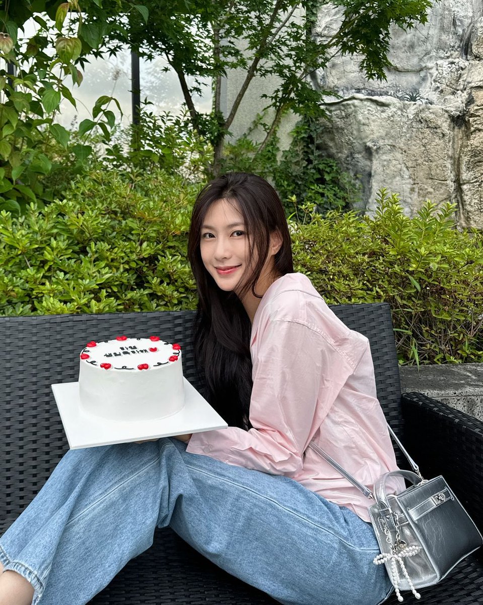 sweetbread719's tweet photo. 🥳 240719 | _ohhayoung_ Instagram update
 
#트친님들_오하영_생일이래요 🥳
#HappyBbangDay 🌻
#에이핑크 #Apink (@Apink_2011)
#오하영 #Hayoung (@Apinkohy) https://t.co/TwUo1pUy1p