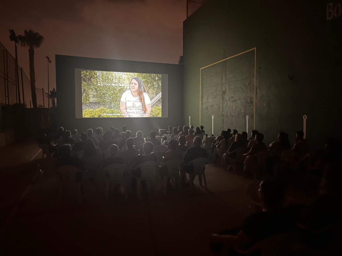 Anit gaudirem de la projecció del documental "Llavors" a Bonrepòs i Mirambell. Una película molt colpidora sobre els violents procesos d'expulsió del veïnat del Pouet de Campanar i La Punta. 
Una película sobre resistència i resiliencia que podeu veure en dates properes 👇🏼