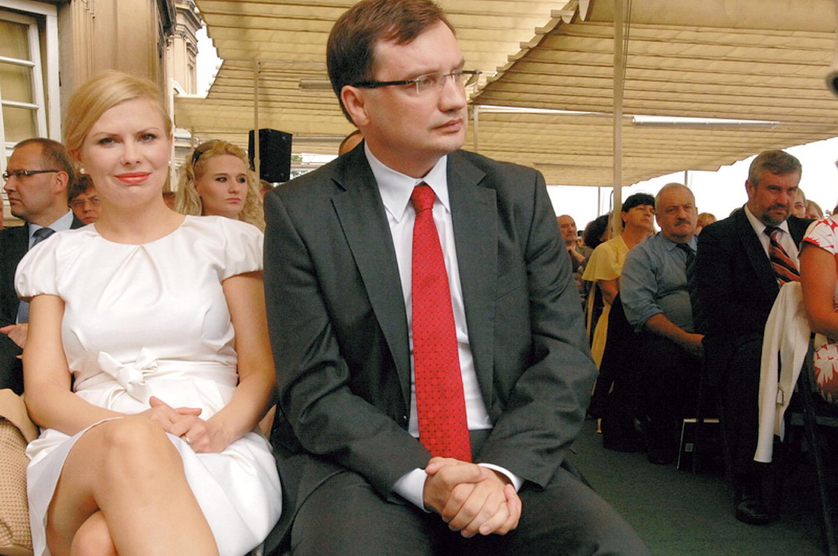 Bob57PL's tweet photo. A wiecie, że akredytowaną asystentką Obajtka została nasza słynna Pati Koti ❓No to już wiecie 🤣
Wszyscy złodzieje zapakowali się na jeden wózek ‼️

Chyba dobrze sugeruje Kowalski, że to Kotecka kręci całą zorganizowaną grupą przestępczą ❓🤔 https://t.co/yBU67gskHo