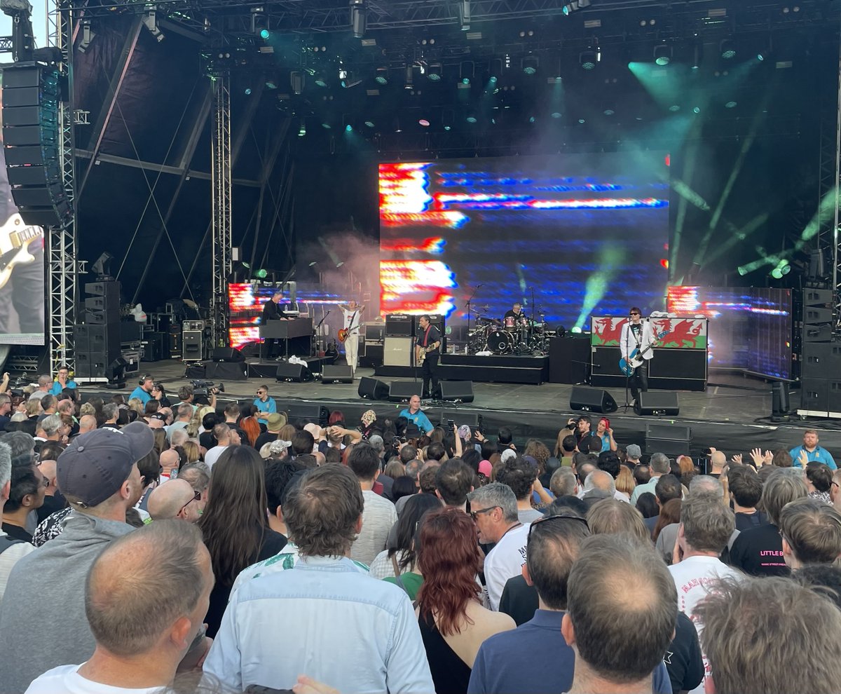 In the 90s, to be this close at the Manics would be to take your life in your hands.  These days, you merely run the risk of standing on someone's blanket and being tutted to death.