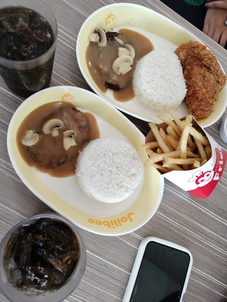 went to school with my friend to submit my form, and then we hung out and ate at jollibee  ୭ ˚. ᵎᵎ 🍃

[ #archivetwt #lifetwt #studytwt ]