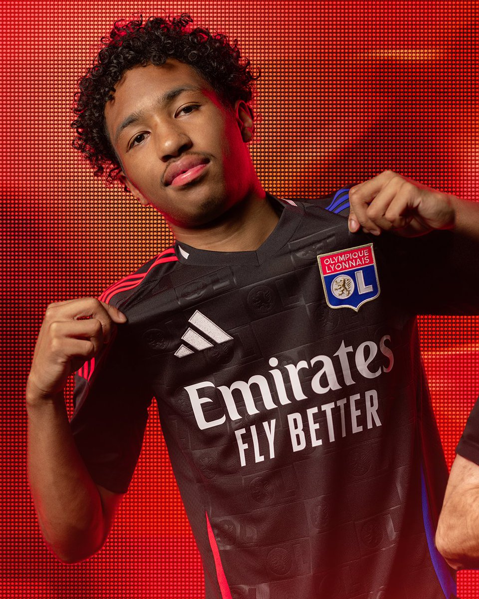 ActuFoot_'s tweet photo. 🚨 OFFICIEL ! L'OL dévoile son nouveau maillot extérieur. 🖤🦁

📸 @OL https://t.co/Uhi8Qy7zRC