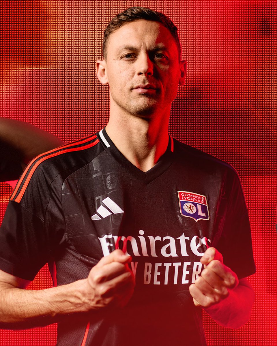 ActuFoot_'s tweet photo. 🚨 OFFICIEL ! L'OL dévoile son nouveau maillot extérieur. 🖤🦁

📸 @OL https://t.co/Uhi8Qy7zRC