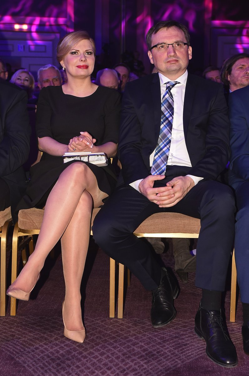 Bob57PL's tweet photo. A wiecie, że akredytowaną asystentką Obajtka została nasza słynna Pati Koti ❓No to już wiecie 🤣
Wszyscy złodzieje zapakowali się na jeden wózek ‼️

Chyba dobrze sugeruje Kowalski, że to Kotecka kręci całą zorganizowaną grupą przestępczą ❓🤔 https://t.co/yBU67gskHo