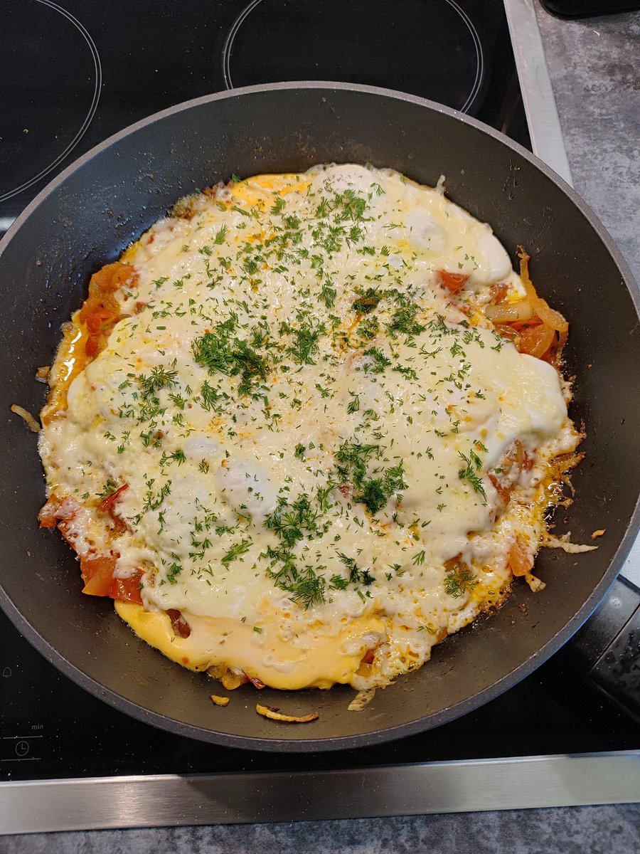 2N_ICEBOX's tweet image. "Atvieglotā" šakšuka:
Uz pannas apcep 3 sagrieztus sīpolus, pievieno 1,5 palielus tomātus, grieztus kubikos, visu drusku pacep. Pa virsu sit 4 olas, pārber ar rīvētu cieto sieru, liek vāku, sautē uz mazas 🔥 līdz gatavībai. Garnē ar pašu audzētām "māmiņ, ēd dillītes". 😋