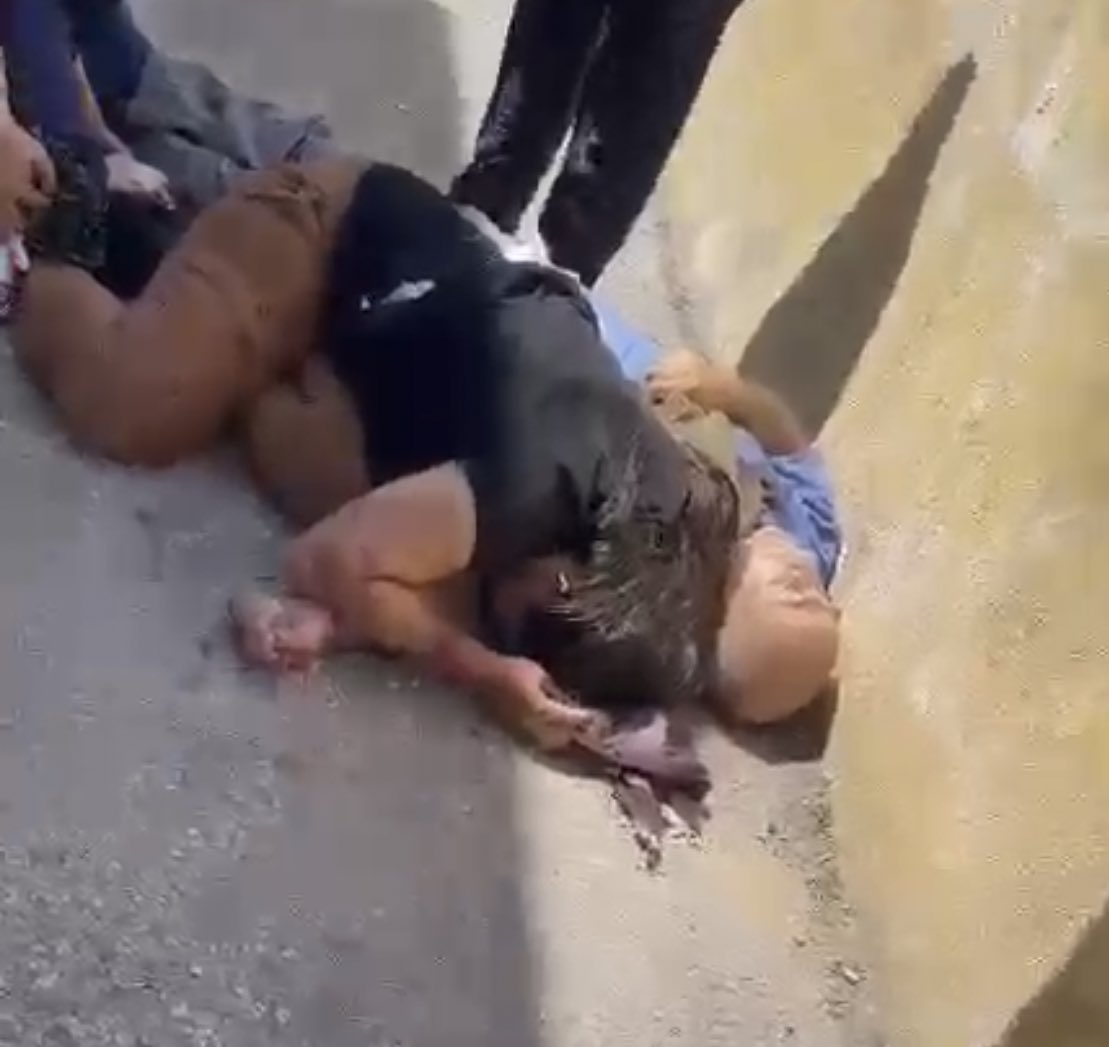 O elindeki yazma annesinin ve onunla acıyla son nefesine kadar ailesini yaşatmaya çalıştı . Bir yanında annesi ,bir yanında babası kapıda çocukları ,kardeşi . Önce insan diyorlar seçimde evimize gelip haberimiz yoktu diyorlar #28kursun la bir aile katledildi bu ülkede!