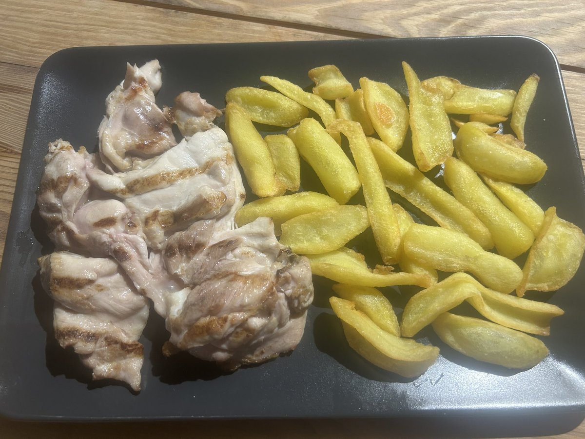 Nuevos platos ,salmorejo barbateño(mojama de atún,piñones y miel de caña)aptas para celíacos al no llevar pan el salmorejo y churrasco de pollo a la brasa elige tu la salsa para acompañar …reservas al 615886755 abrimos todas las noches del verano 🏖️