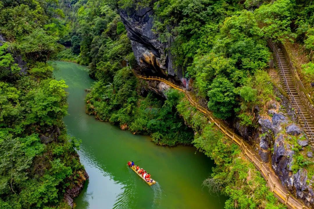 iGuangdong's tweet photo. 🌄🌊The grandeur of high mountains, the mystery of grand canyons, and the rush of rivers… all these natural beauties can be found in #Shaoguan, #Guangdong province.

How about planning a #summer trip there and savoring some coolness?😉 #VisitGD #summervibes @ShaoguanH https://t.co/RHwHTjQnkQ