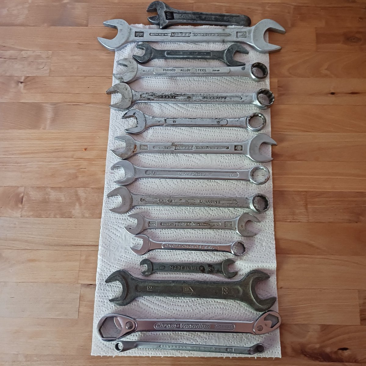 Käytiin viemässä jätepuuta Jätekukolle. Siellä on myös kierrätyspiste, josta löysin säkillisen työkaluja. Tässä vain osa niistä.