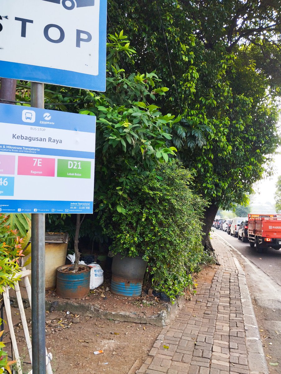 wardhananandi's tweet photo. @PT_Transjakarta Sangat disarankan agar plang kebagusan raya, naik dan turun moda Transjakarta agar dipindahkan ke halte 'lihat foto'( yg memang 14 th lalu sudah berfungsi sebagai halte semestinya) , ada tempat duduk juga. Terimakasih, saya tunggu tindak lanjut nya🙏🙏👌 https://t.co/Q9JrBEnpiu