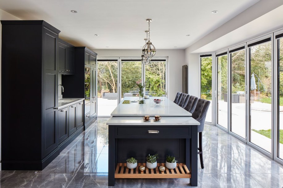 stonehamkitchen's tweet image. Blue remains a ‘must-have’ colour for #kitchens . Dark navy is a firm favourite often used on cabinet doors for an entire #kitchencolour scheme or to highlight a feature in the room, such as an island. 

Find out what kitchen colours you should consider  ow.ly/6JBF50Sy4Yq