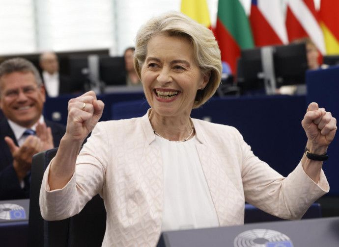 lanuovaBQ's tweet image. Ursula rieletta. Vittoria di #Pirro di un europeismo rifiutato dagli elettori

Tutto come prima: Ursula von der Leyen è stata rieletta alla presidenza della Commissione Europea. Ma prende meno voti rispetto al numero dei deputati della...

»🗞buff.ly/3W9uDFd