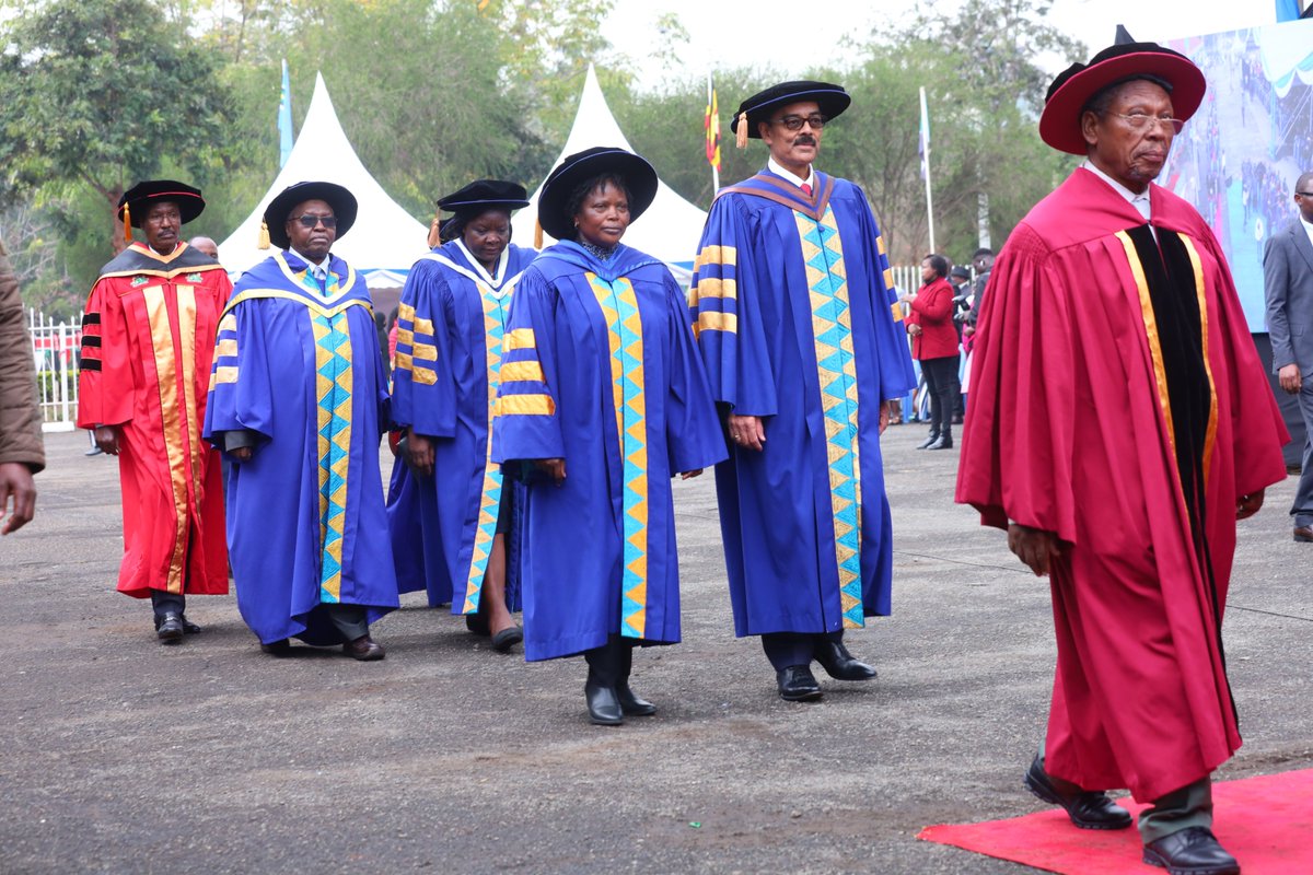KenyattaUni's tweet photo. The Vice Chancellor's Procession, led by Dr. Irene Cheroti, the Mace-bearer from the School of Engineering and Architecture and the Kenya Police band, takes center stage at the Graduation Square. 🎓 #KU55thGraduation #ProudToBeKU #KUClassof2024 https://t.co/bULxGDpOKo