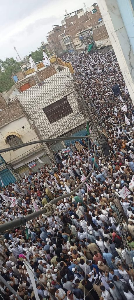 ManzoorPashteen's tweet photo. آج بنوں میں دھشتگردی کے خلاف تاریخی عوامی مظاہرہ جاری تھا کہ پاکستانی فوج نے عوامی مظاہرے پر سیدھا فائرینگ شروع کیا ہے جس کی وجہ سے بہت سارے مقامی پختون زخمی ہوچکے ہیں۔
کیا پختونوں کو اس ملک میں دھشتگردی کی مخالفت اور امن کے حمایت کے لئے احتجاج کا حق بھی نہیں دیا جارہا ہے۔؟ https://t.co/IRf2TNTLdD