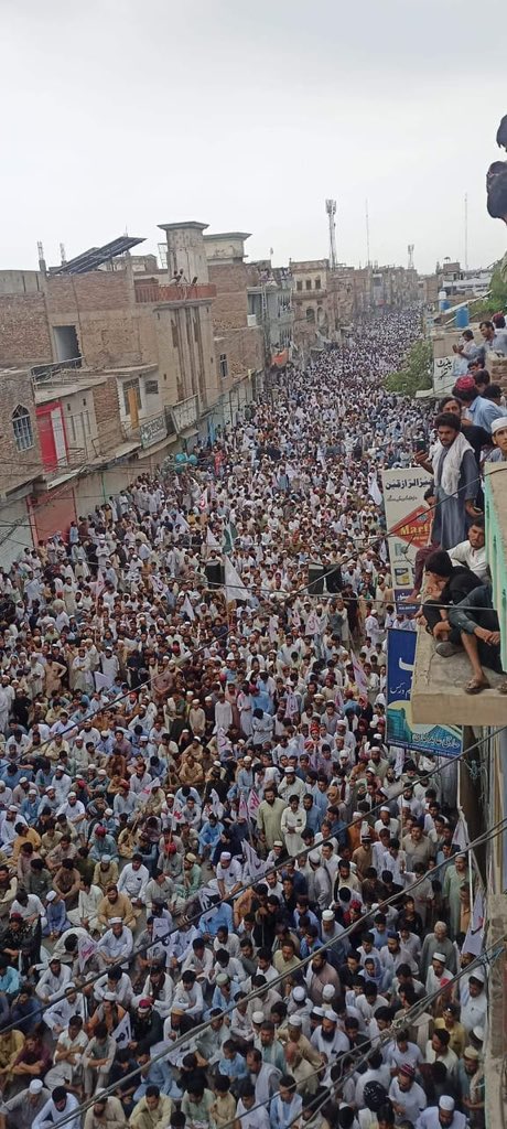 ManzoorPashteen's tweet photo. آج بنوں میں دھشتگردی کے خلاف تاریخی عوامی مظاہرہ جاری تھا کہ پاکستانی فوج نے عوامی مظاہرے پر سیدھا فائرینگ شروع کیا ہے جس کی وجہ سے بہت سارے مقامی پختون زخمی ہوچکے ہیں۔
کیا پختونوں کو اس ملک میں دھشتگردی کی مخالفت اور امن کے حمایت کے لئے احتجاج کا حق بھی نہیں دیا جارہا ہے۔؟ https://t.co/IRf2TNTLdD