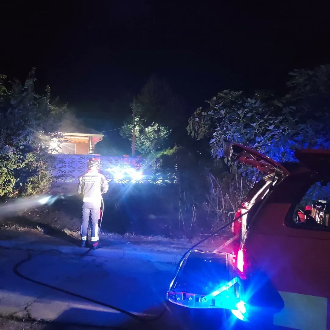 Pcbomberosvla's tweet photo. Esta madrugada hemos tenido que salir por incendios de contenedores, y zonas de pastos en distintas zonas de la villa, que se suman a los recientes actos de vandalismo nocturno, como las recientes roturas de los cristales de las pistas de padel. https://t.co/KYwLZJP0av
