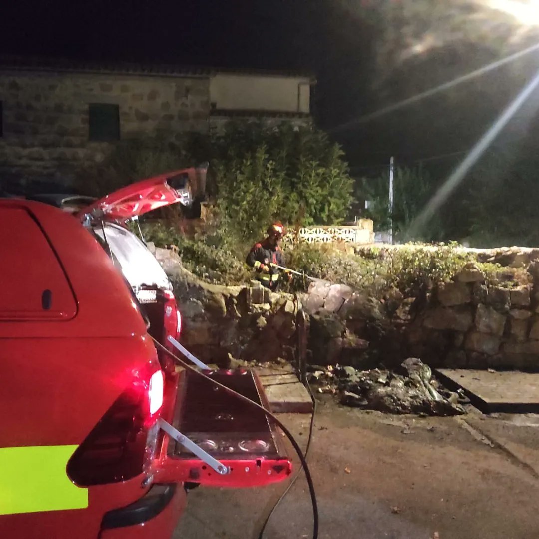 Pcbomberosvla's tweet photo. Esta madrugada hemos tenido que salir por incendios de contenedores, y zonas de pastos en distintas zonas de la villa, que se suman a los recientes actos de vandalismo nocturno, como las recientes roturas de los cristales de las pistas de padel. https://t.co/KYwLZJP0av