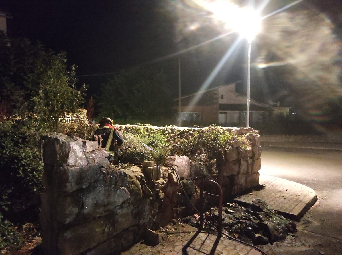 Pcbomberosvla's tweet photo. Esta madrugada hemos tenido que salir por incendios de contenedores, y zonas de pastos en distintas zonas de la villa, que se suman a los recientes actos de vandalismo nocturno, como las recientes roturas de los cristales de las pistas de padel. https://t.co/KYwLZJP0av