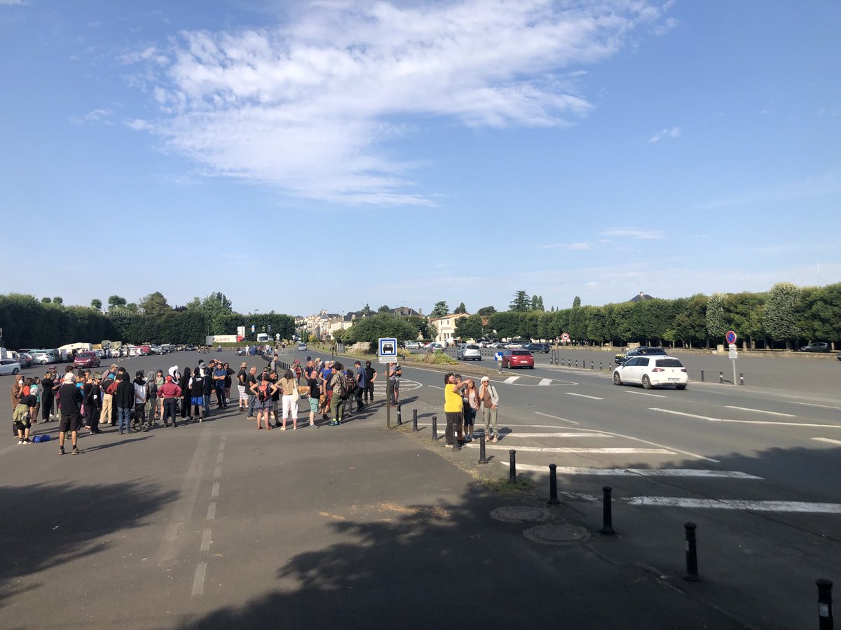 alebloa's tweet photo. A Saint-Maixent-L’Ecole, l’un des points de rendez-vous des opposants aux #megabassines se rassemblent pour converger vers Saint-Sauvent dans la Vienne où la première  manifestation d’ampleur est prévue ce vendredi malgré l’interdiction préfectorale. https://t.co/yNMqs6WaFS