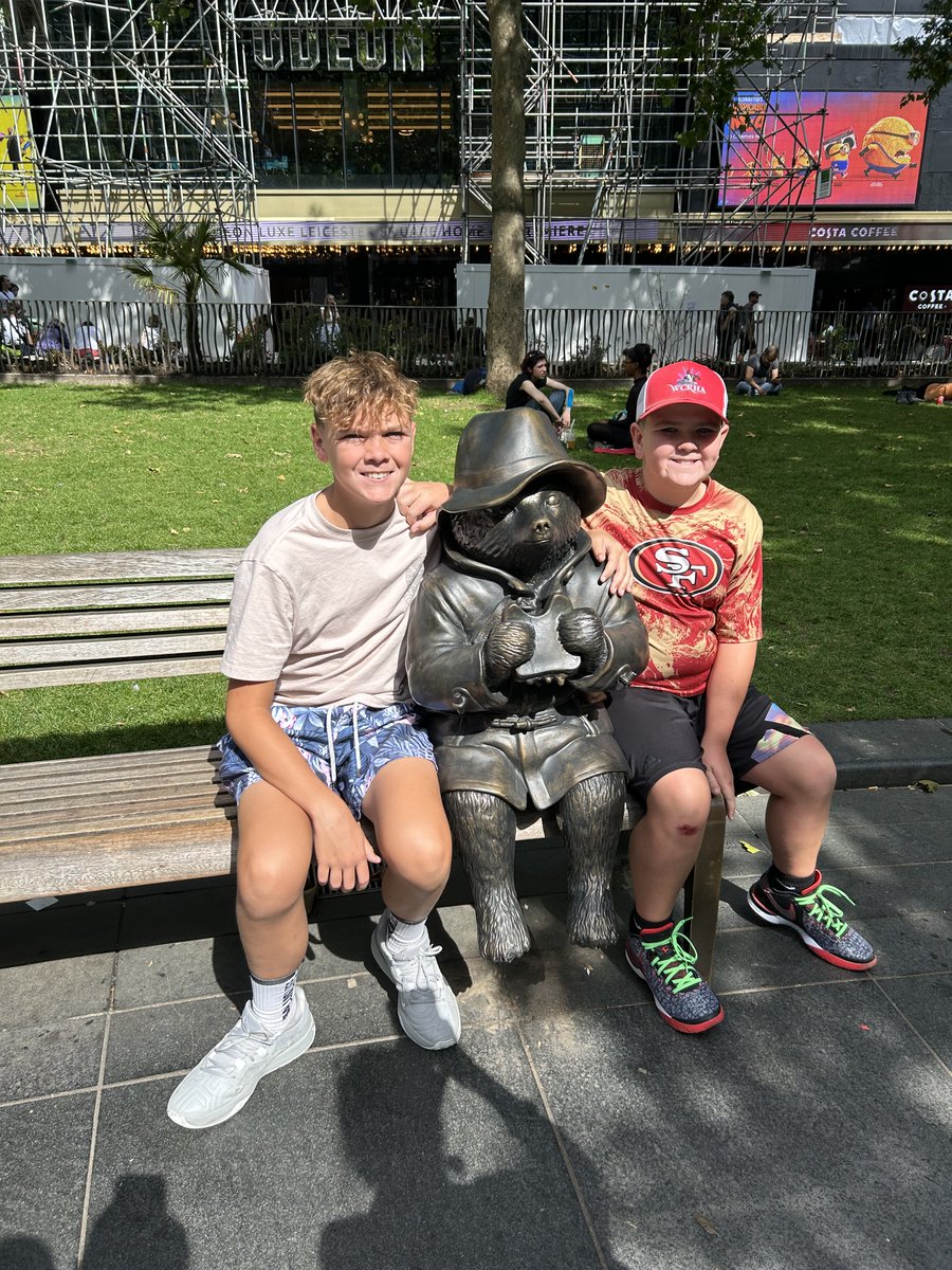 Excellentwalks1's tweet photo. Perfect day for showing this lovely family from San Francisco around Westminster and we made a new friend.  Book a private walk here - https://t.co/cabjz22l9a
#lovelondon #visitlondon #paddingtonbear #guidedwalks https://t.co/SkBHH2ewfd