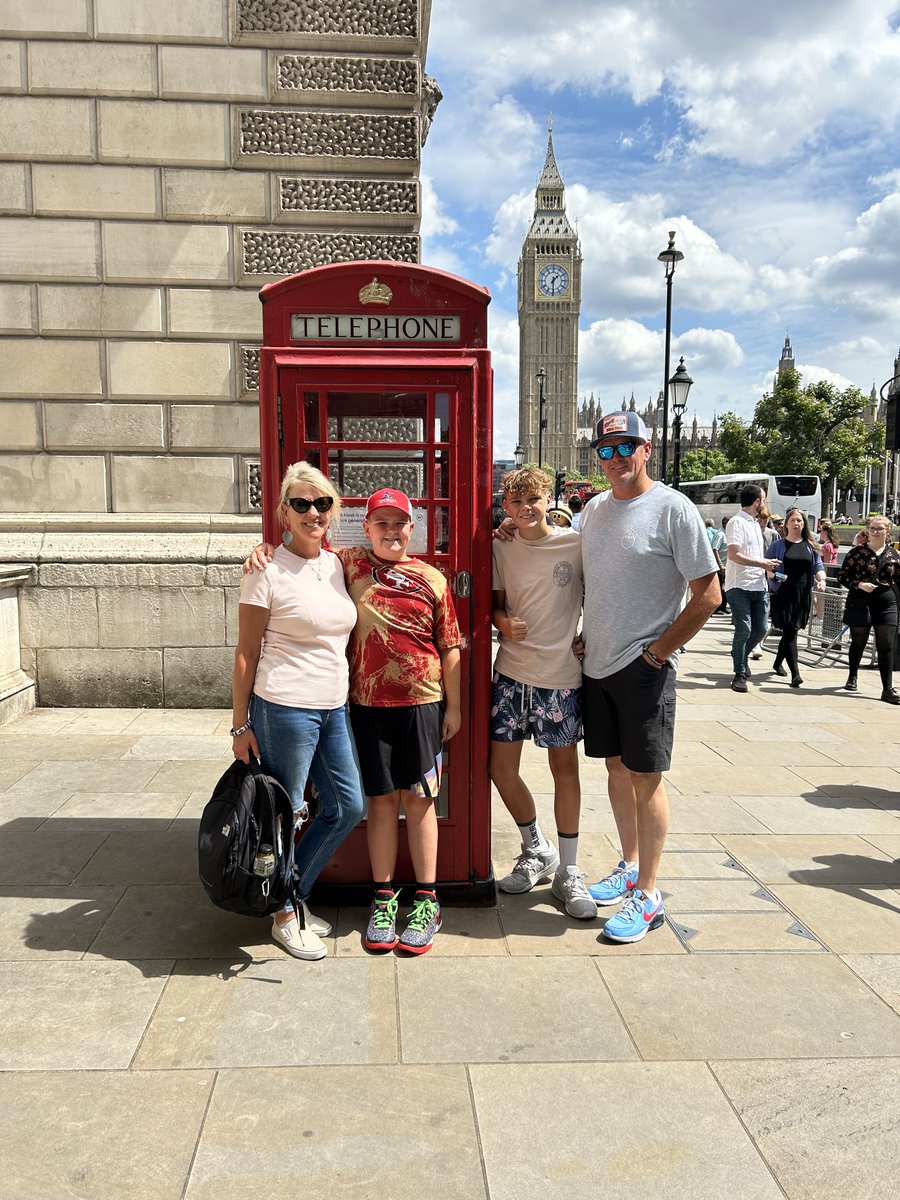 Excellentwalks1's tweet photo. Perfect day for showing this lovely family from San Francisco around Westminster and we made a new friend.  Book a private walk here - https://t.co/cabjz22l9a
#lovelondon #visitlondon #paddingtonbear #guidedwalks https://t.co/SkBHH2ewfd